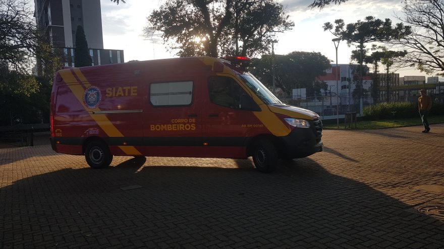 Jovem sofre luxação no ombro durante jogo de basquete na Praça Wilson Joffre