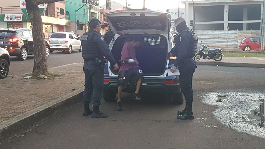 Motorista de Santana é preso por embriaguez, e fica ferido enquanto destruía o próprio carro