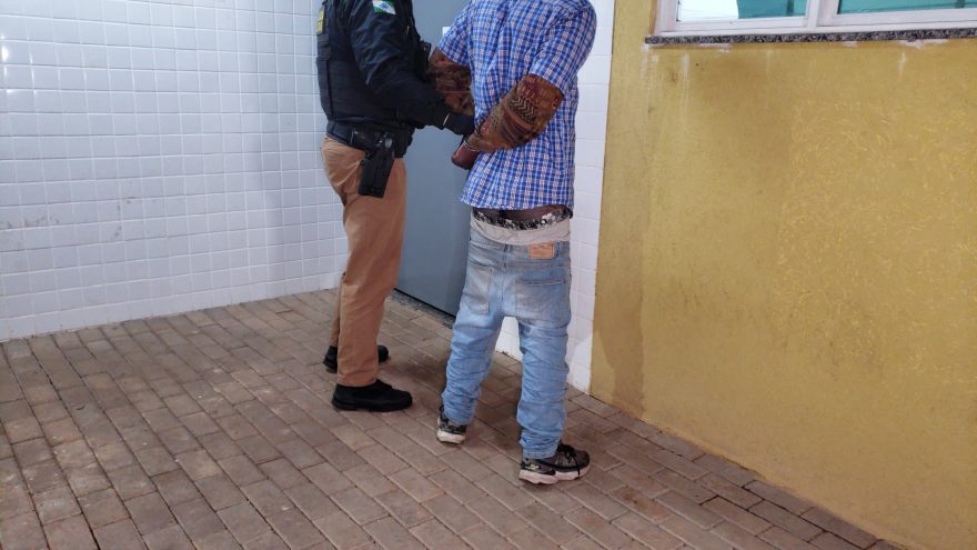 Com bundão de fora, homem é preso pela PM após levantar saia de adolescente em Festa Junina