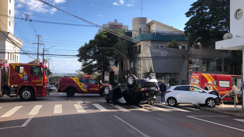 Colisão seguida de capotamento é registrada no centro de Cascavel