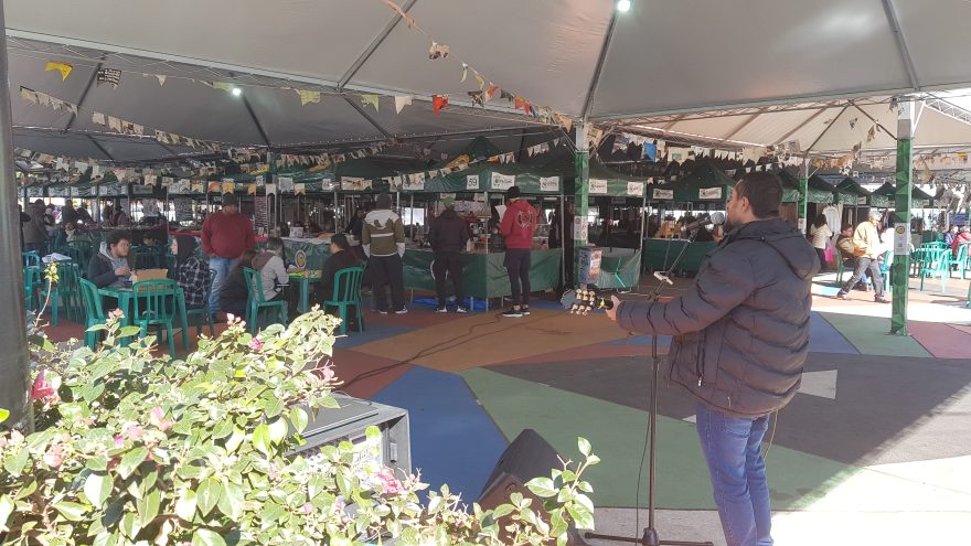 Mesmo diante do frio, Feira do Teatro recebe muitos visitantes neste domingo
