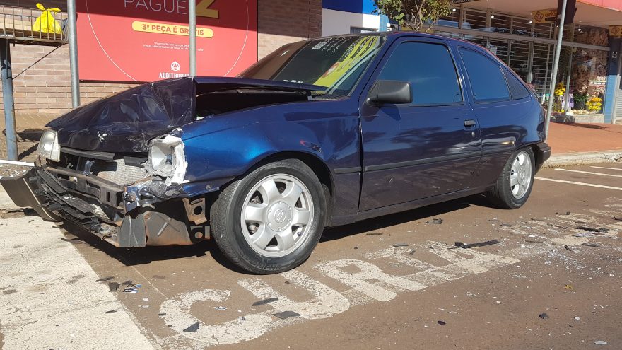 Kadett colide contra Gol na Avenida Brasil