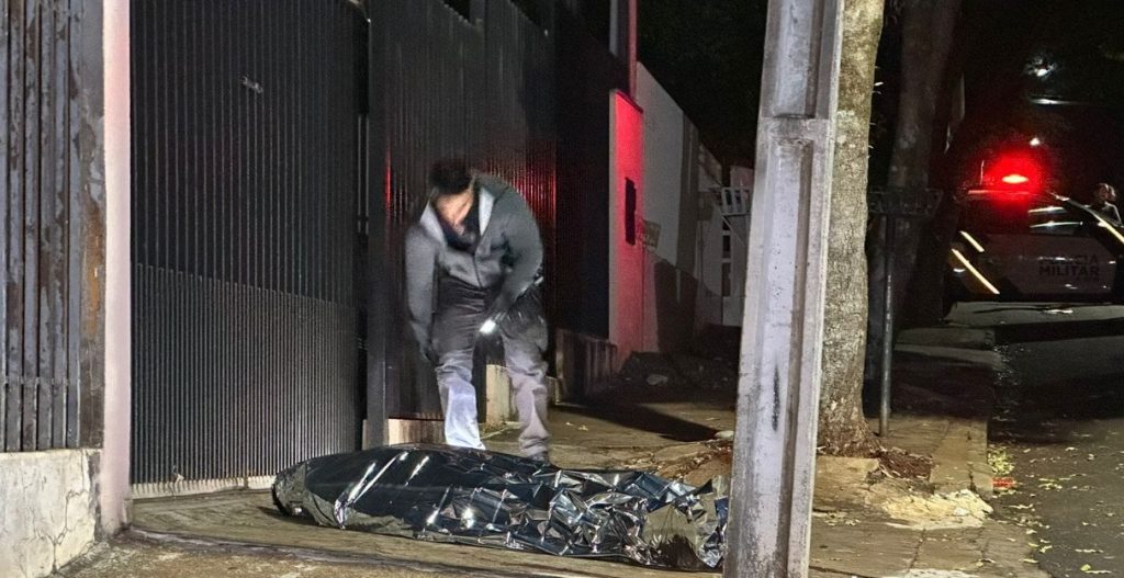 Homem com tornozeleira eletrônica é morto por vizinho após briga