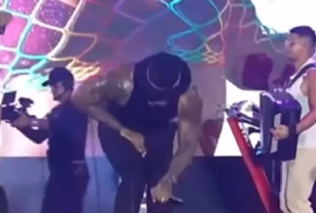 Leo Santana tem partes íntimas atingidas por celular durante show; veja vídeo!