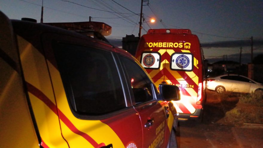 Homem fica em estado grave ao ser perfurado por vergalhão de ferro durante queda no Florais