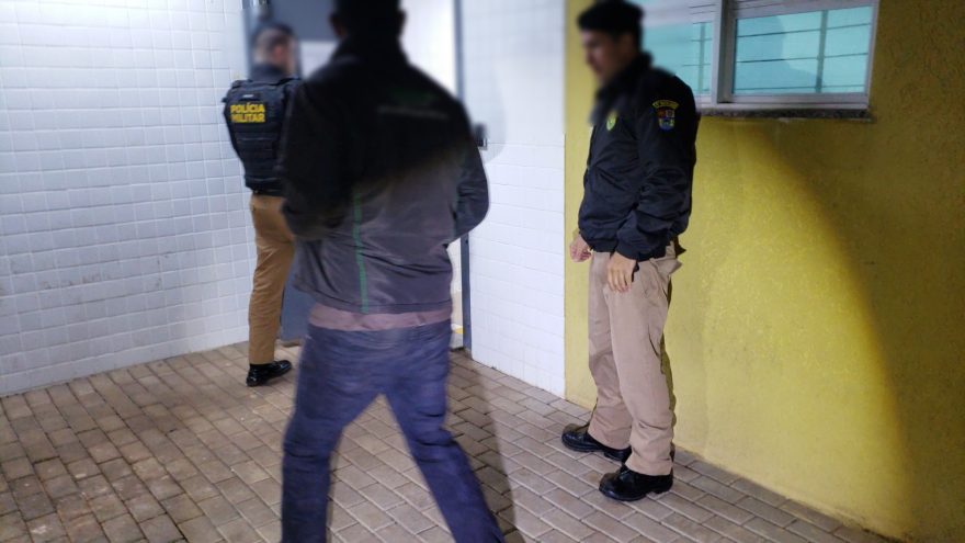 Homem é preso após agredir companheira em residência no Brasília