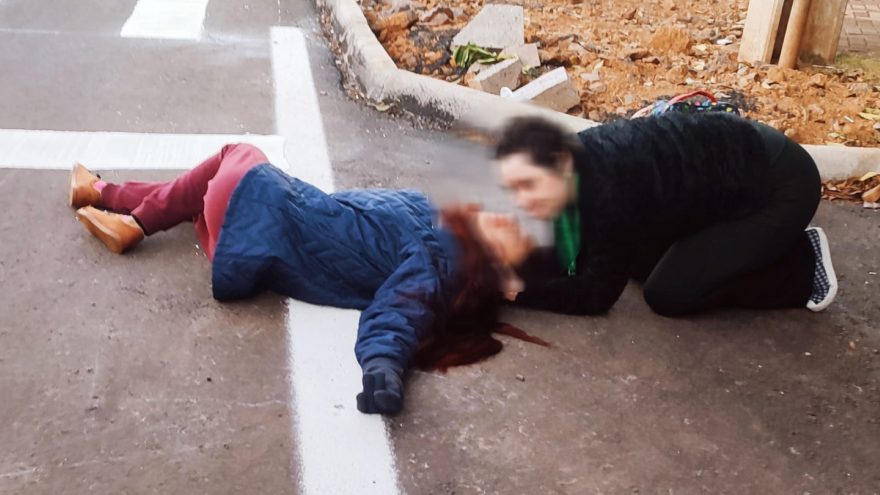 Mulher fica ferida após colisão entre carro e patinete elétrico na Avenida Carlos Gomes