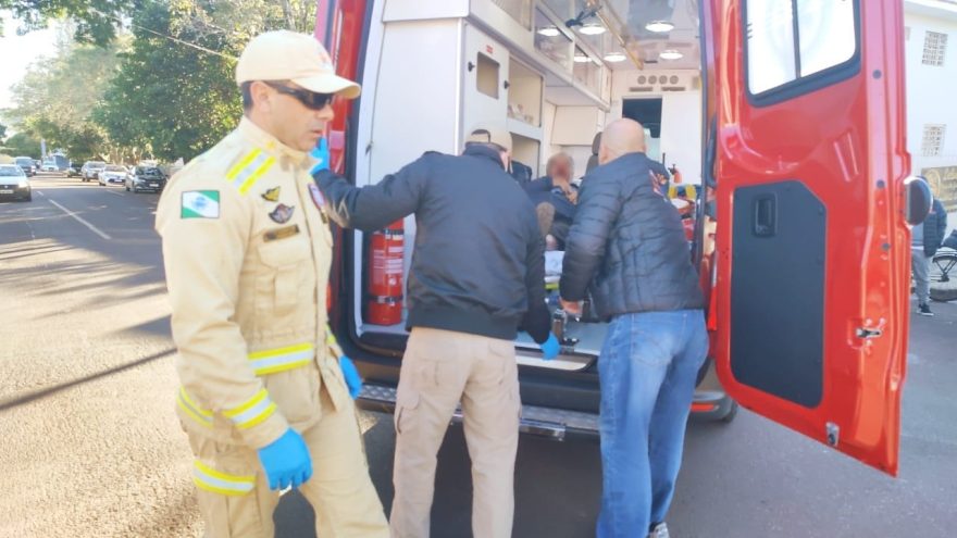 Idoso sofre suspeita de fratura no nariz ao ter bicicleta atingida por Corolla Cross no Centro