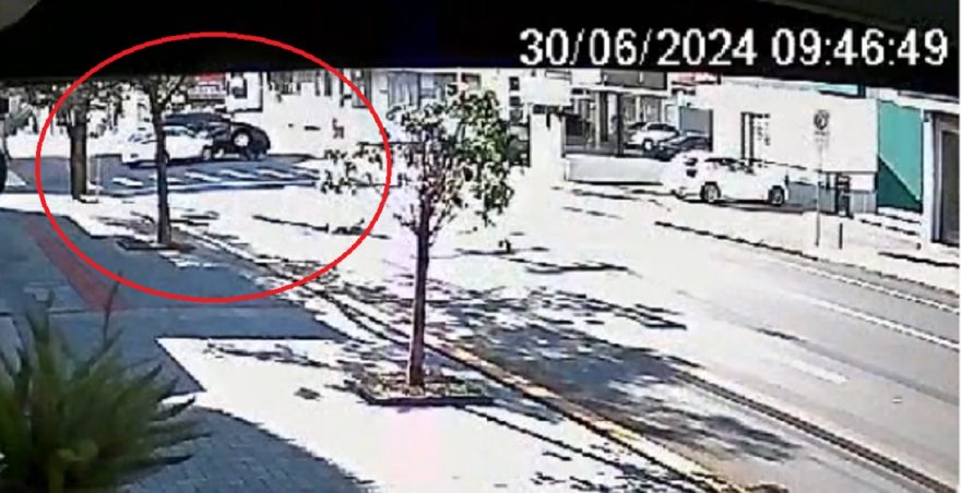 Veja o momento em que Land Rover capota após colisão no Centro