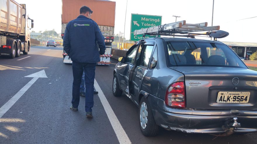 Colisão lateral deixa veículo danificado na BR-277, em Cascavel