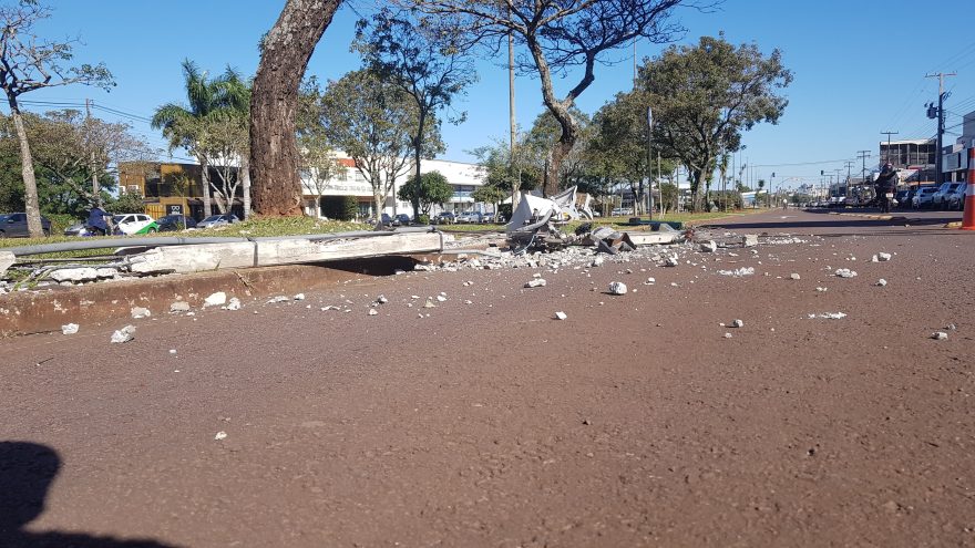 Caminhão derruba poste na Avenida Tancredo Neves