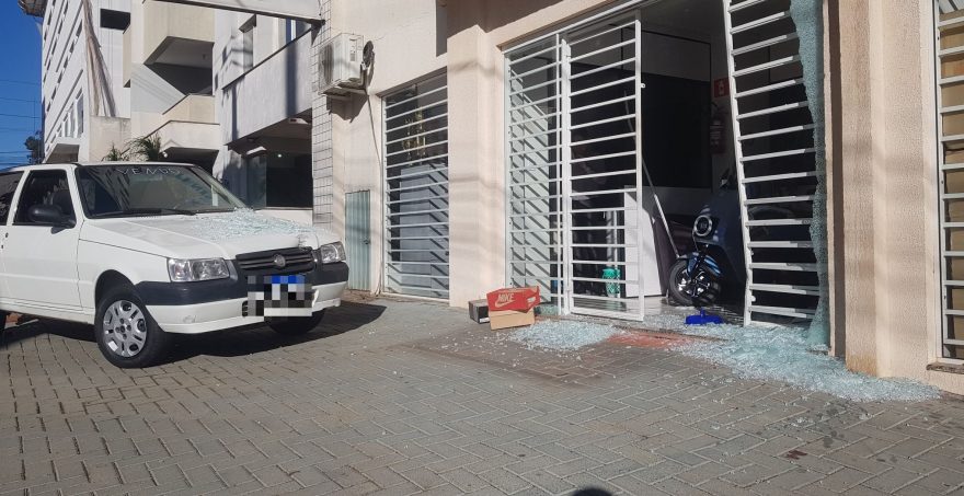 Motorista sofre mal súbito, invade calçada e atinge vidraça de estabelecimento no Coqueiral