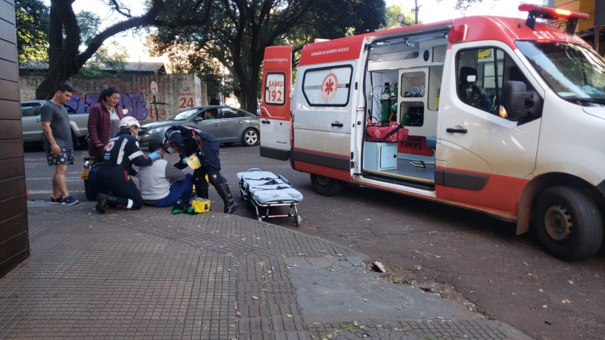 Colisão entre carro e bicicleta elétrica deixa jovem ferido no Centro de Cascavel