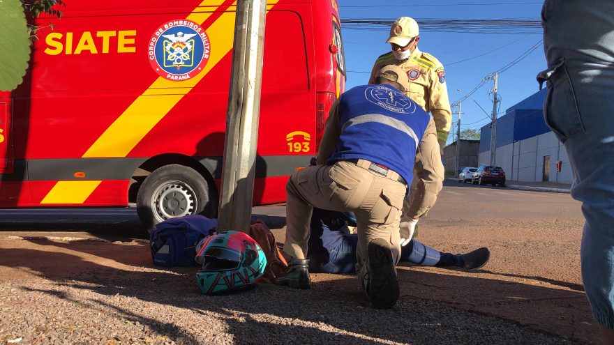 Motociclista fica ferida após colisão com carro no Bairro Periolo