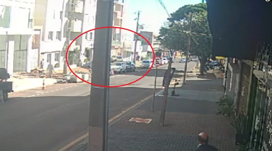 Veja momento em que motorista atinge vidraça de estabelecimento após sofrer mal súbito