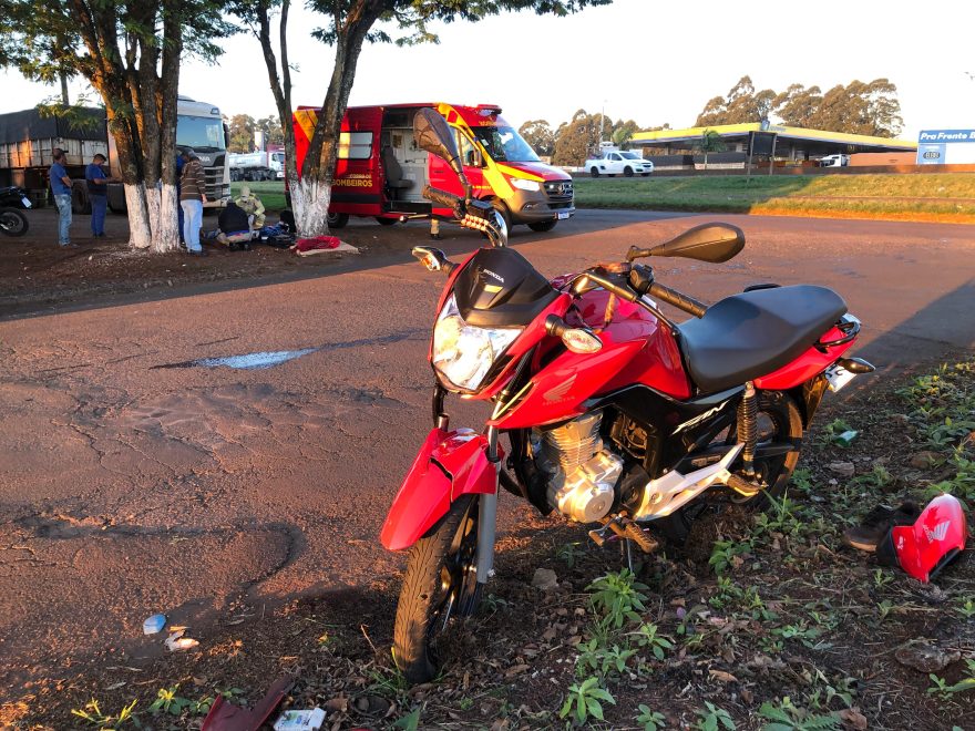 Motociclista fica ferido em acidente na Marginal da rodovia BR-277 no Santos Dumont