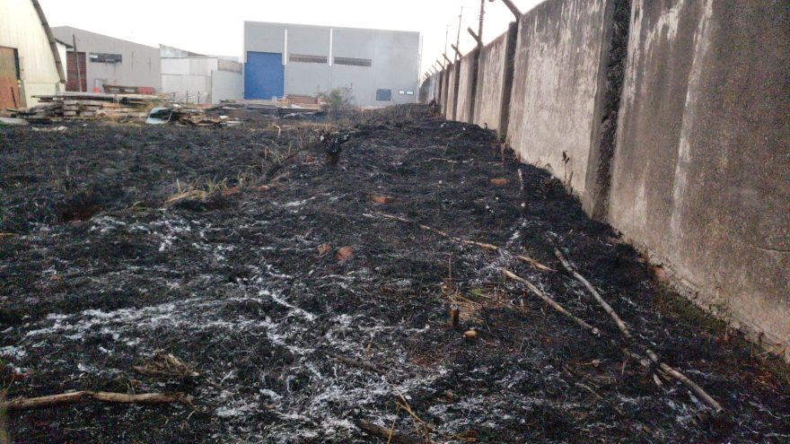 Corpo de Bombeiros é mobilizado para combater incêndio no Bairro Brasmadeira