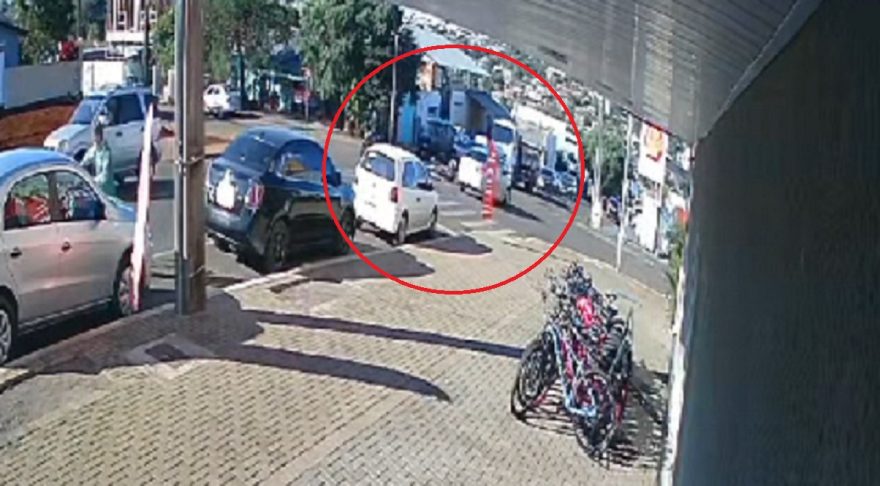 Câmera flagra acidente que deixou motociclista ferida no Bairro Periolo
