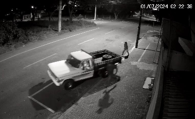 Câmera de monitoramento registra furto de caminhonete em Cascavel