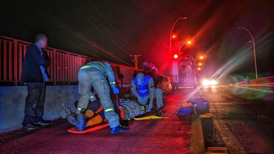 Homem fica ferido após cair de mobilete na Avenida Piquiri