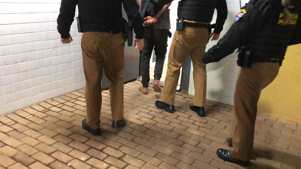 Homens são detidos pela PM após fazerem compras com cartão de crédito achado na rua