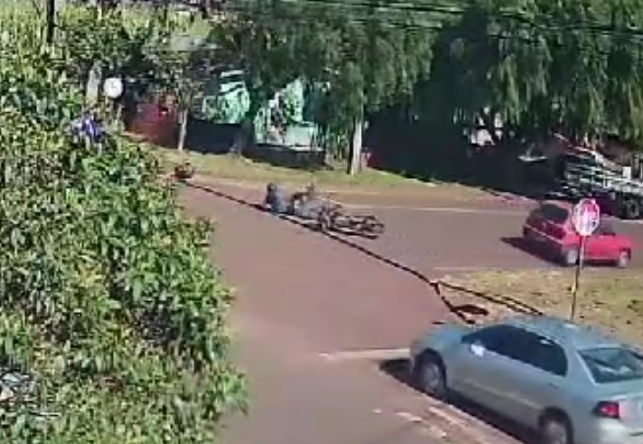 Vídeo mostra queda de motociclistas após colisão com Clio no Alto Alegre