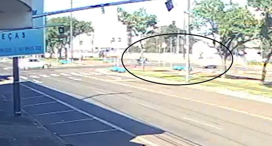 Câmera flagra acidente que deixou motociclista ferido na Avenida Barão do Rio Branco