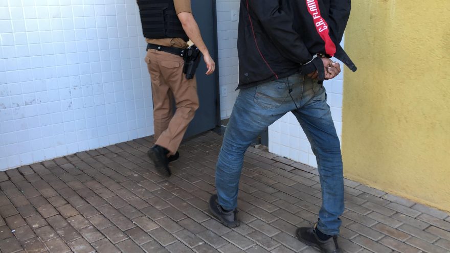 Homem comparece a Vara de Execução Penal e funcionários verificam mandado de prisão em aberto