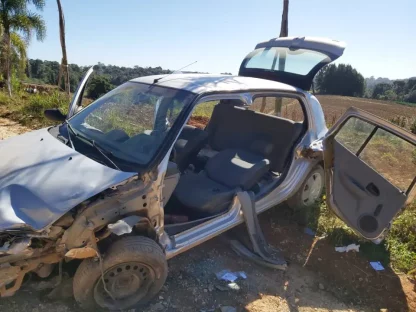 Vizinhos batem de frente e acidente deixa dois feridos em estrada rural Imagem referente a Vizinhos batem de frente e acidente deixa dois feridos em estrada rural