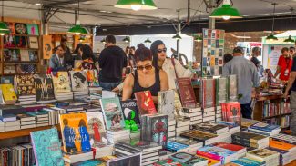 Com programação gratuita e ao ar livre, Feira do Livro agita SP