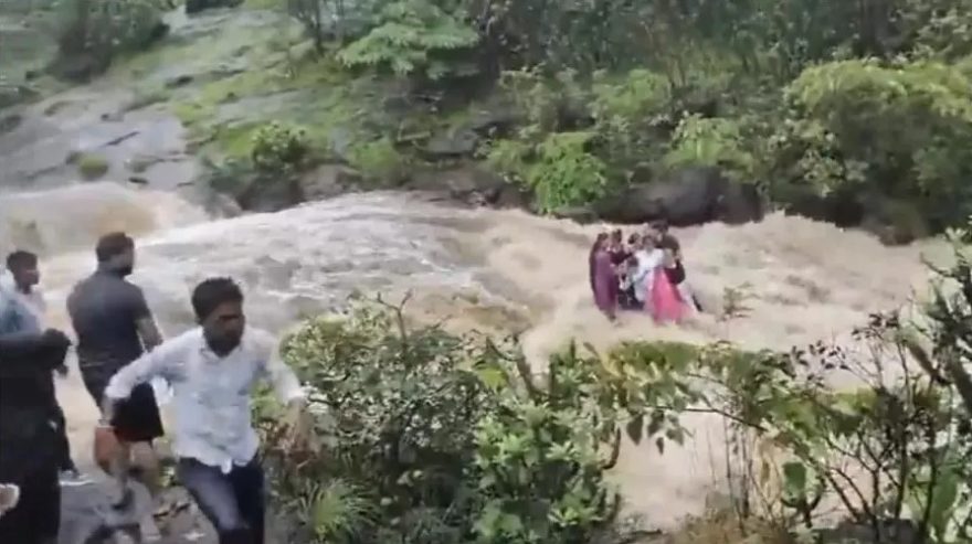 Cinco da mesma família morrem após serem arrastados por cachoeira