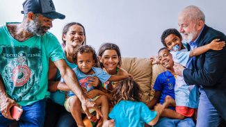 Famílias recebem indenizações por 