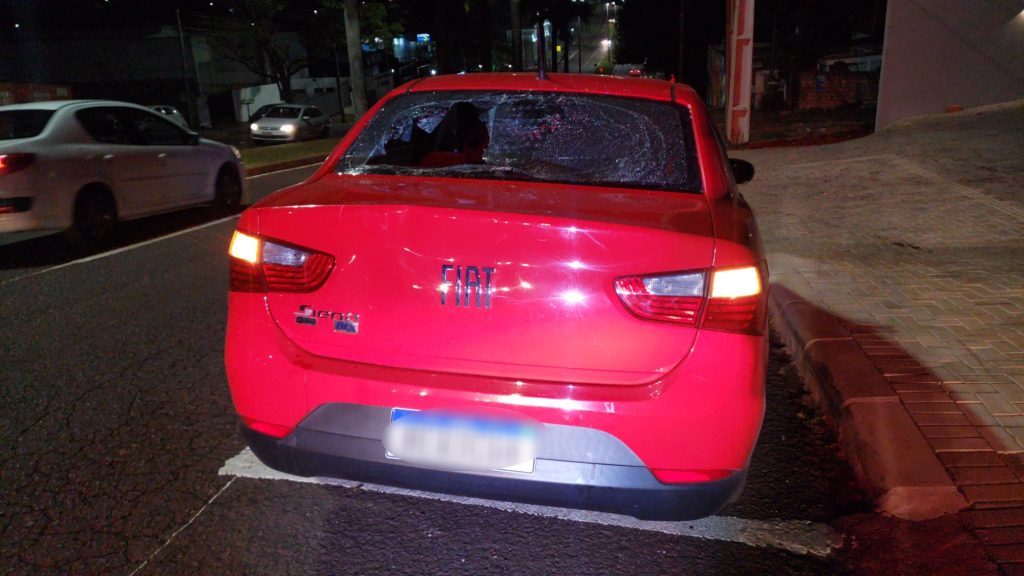 Idoso é socorrido após colidir bike contra Siena na Avenida Brasil