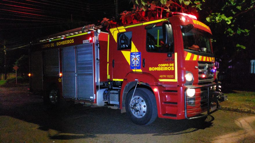 Bombeiros combatem incêndio em vegetação rasteira na Vila Tolentino