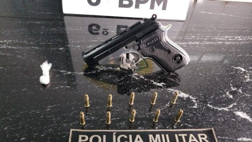 Homem é preso com pistola argentina e cocaína durante patrulhamento no Santa Felicidade Imagem referente a Homem é preso com pistola argentina e cocaína durante patrulhamento no Santa Felicidade