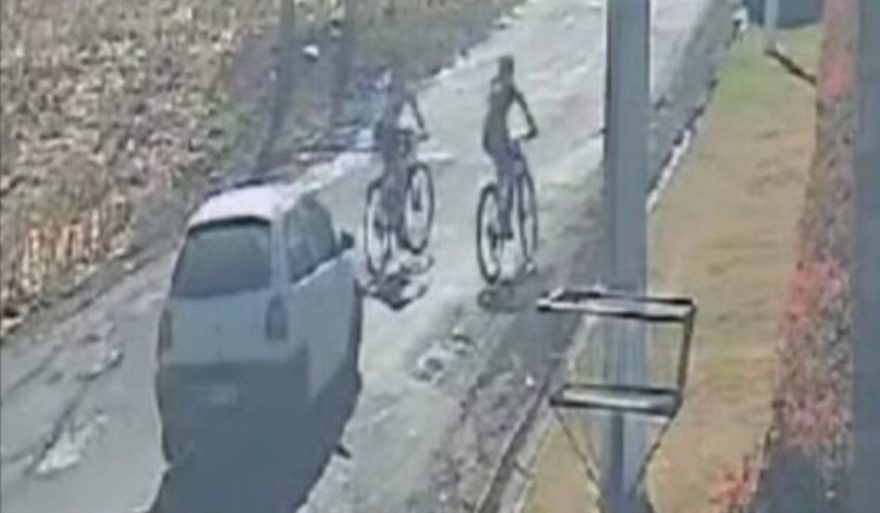 Câmeras registram acidente brutal: ciclista é arremessada ao ser atingida por carro