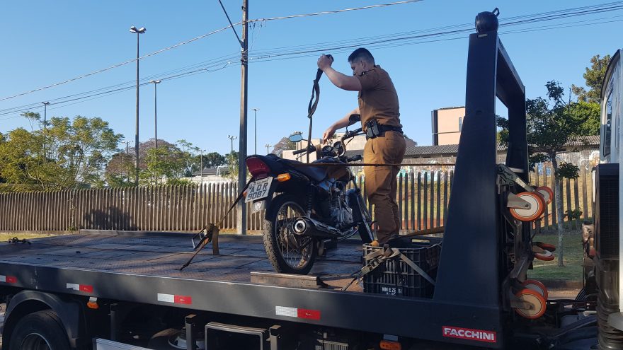 Ladrões tentam camuflar moto furtada no Centro de Cascavel, mas PM recupera veículo