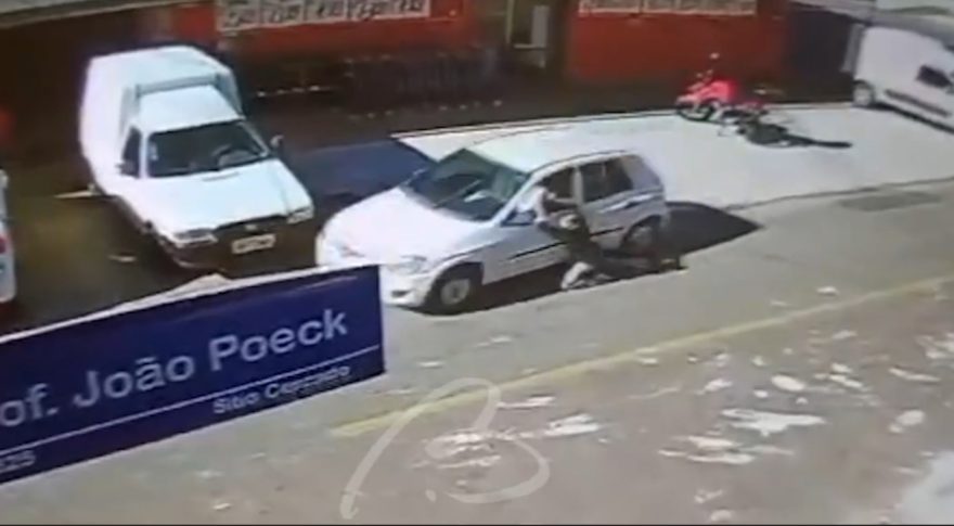 Idosa é arrastada por carro ao tentar impedir furto em loja; veja o vídeo