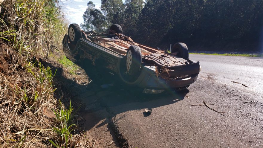 Buraco na pista causa capotamento na BR-163, em Cascavel