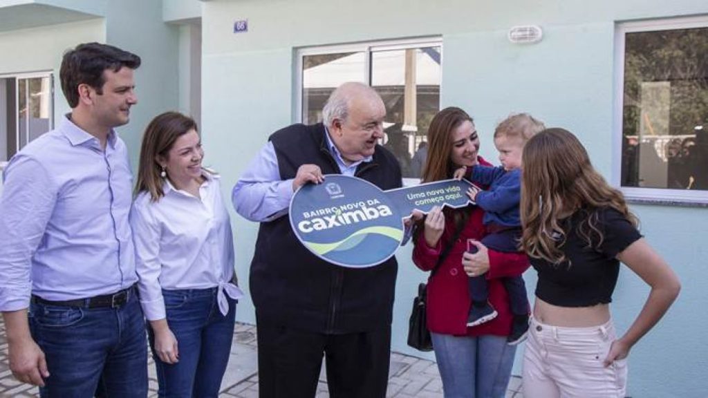 Greca entrega as primeiras casas do Bairro Novo da Caximba em dia histórico para Curitiba