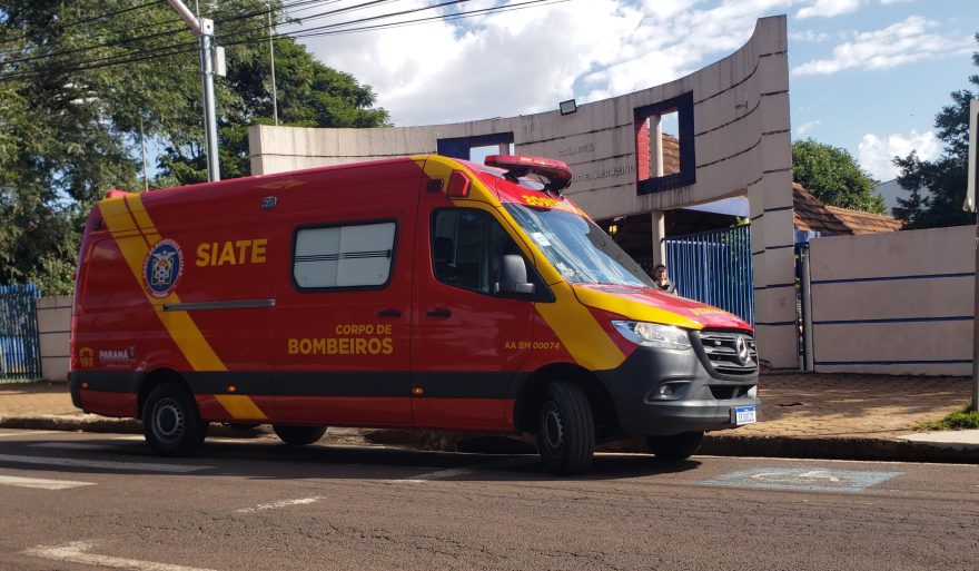 Aluno quebra o braço ao cair de árvore no Colégio Estadual Prof. Victório Abrozino