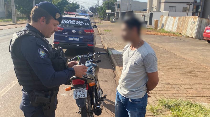 Guarda Municipal recupera motocicleta com indicativo de furto e detém condutor