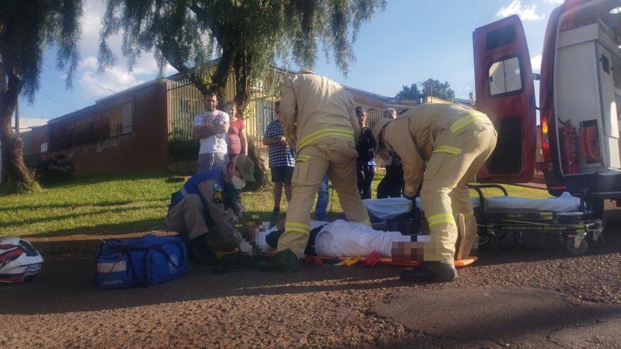 Acidente entre moto e Mobi deixa motociclista ferido no Santa Cruz