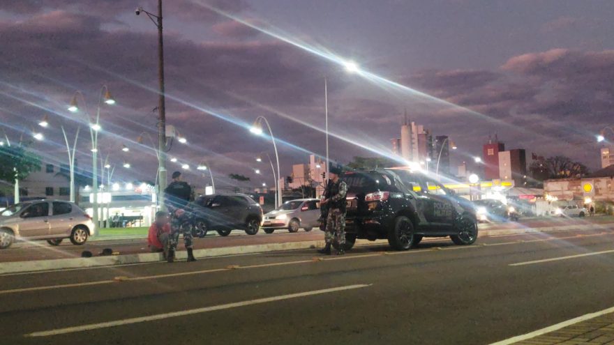 Pelotão de Choque faz abordagem a veículo suspeito na Avenida Brasil