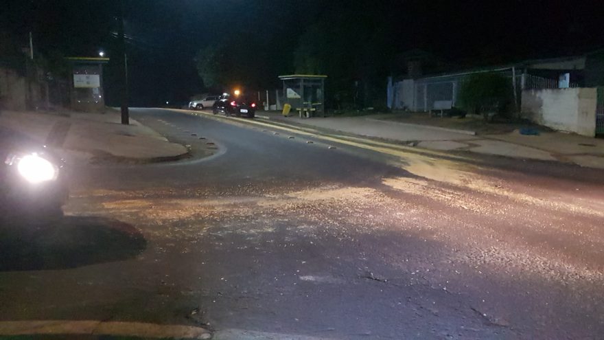 Atenção! Caminhão derruba carga de milho na Rua Souza Naves Sul e deixa pista escorregadia