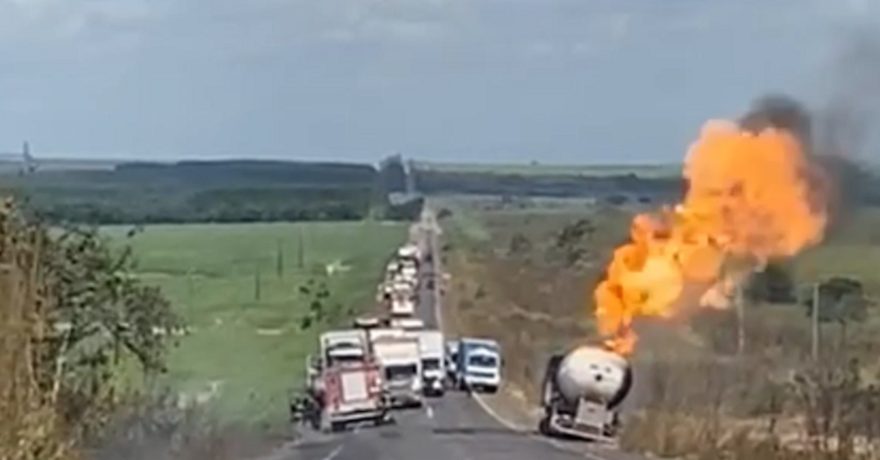 Impressionante: veja o momento em que caminhão-tanque carregado com gás de cozinha explode