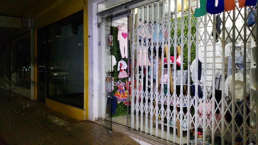Loja de roupas infantis é arrombada por ladrões no Centro