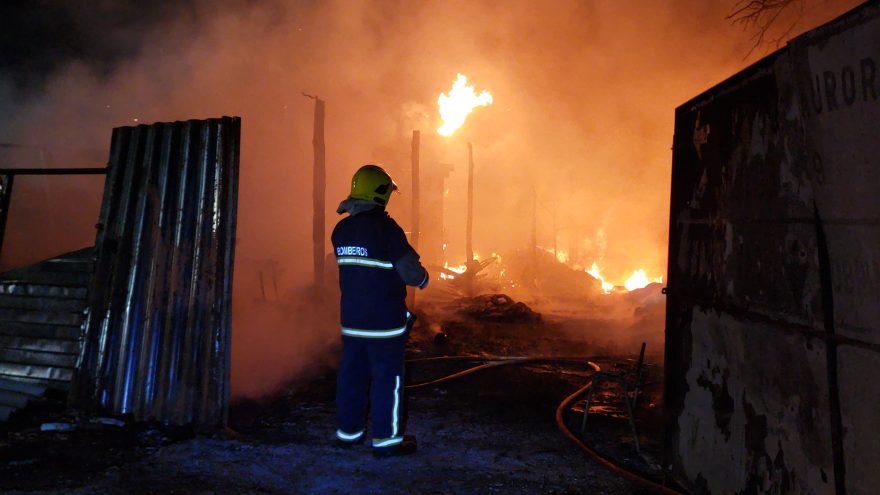 Barracões de reciclagem são destruídos em incêndio no Sanga Funda