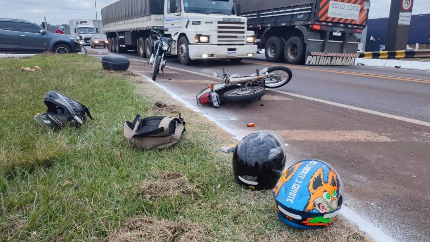 Motociclistas se envolvem em colisão na BR-277, no Trevo da Portal