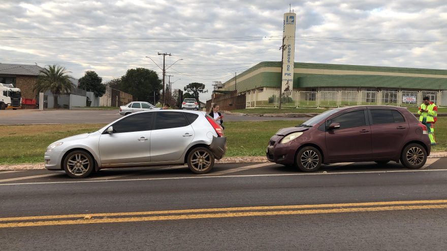 Colisão entre Hyundai e Toyota deixa trânsito lento na BR-277